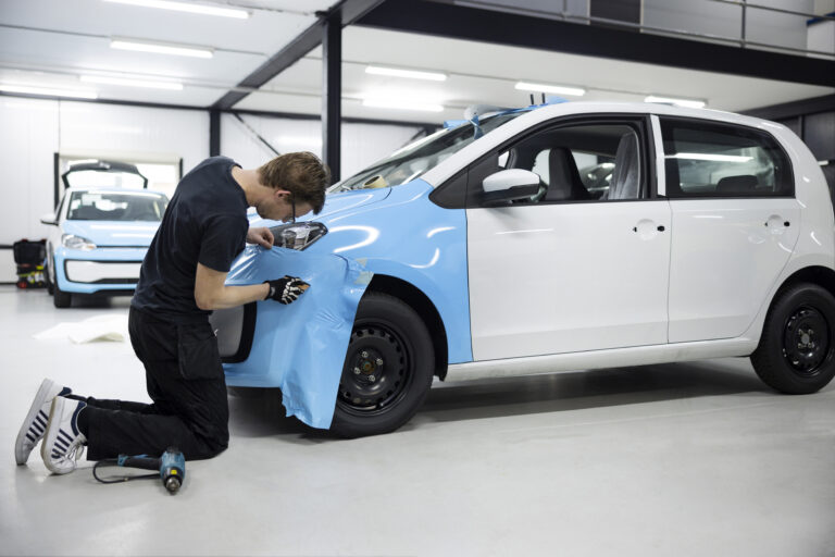 komplettes professionelles wrapping auto mit blauer abdeckung