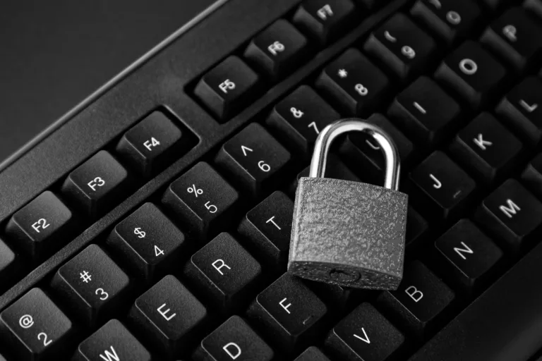 Datenschutz 2 draufsicht eines schlosses auf einer schwarzen computertastatur